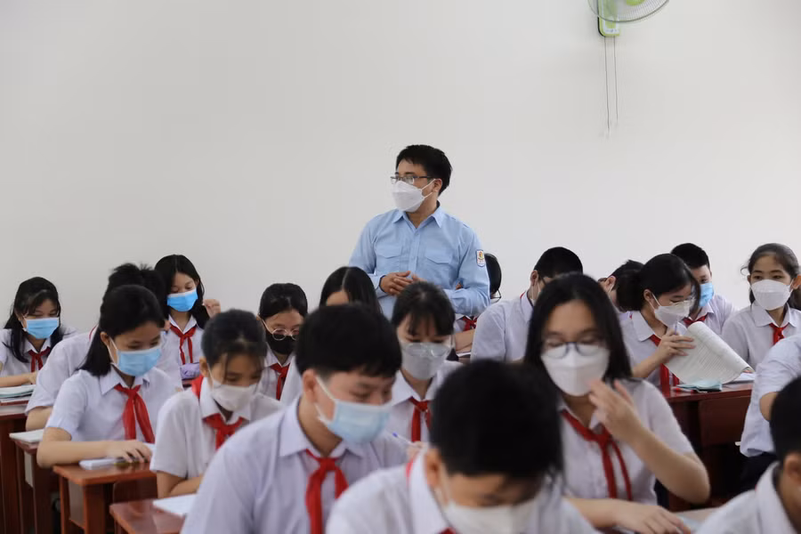 Thầy và trò trong buổi học đầu tiên khi trở lại trường học trực tiếp. Ảnh: gdtd.vn