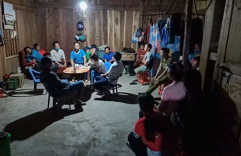 Giáo viên Trường PTDTBT – TH và THCS Tân Lập xuống bản điều tra phổ cập và huy động học sinh ra lớp.
