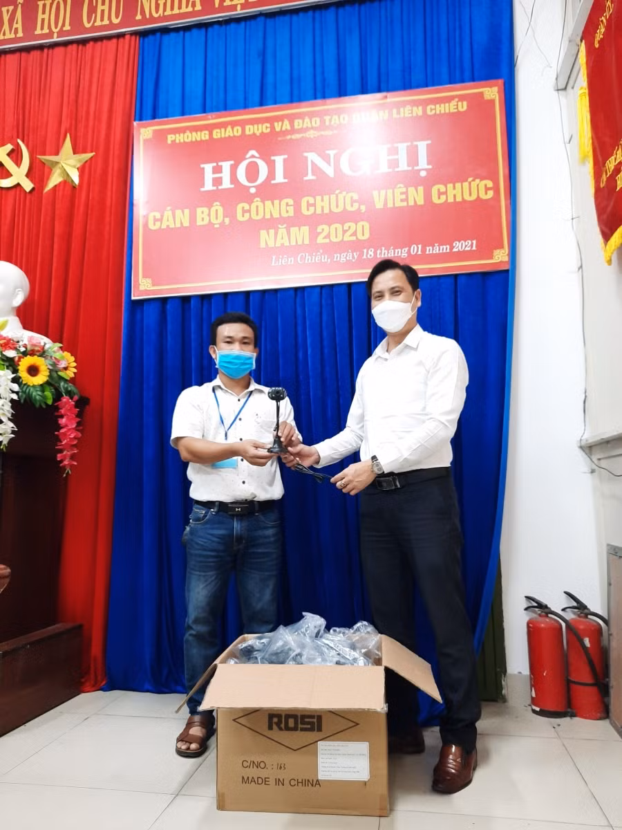 Công ty Cơ sở kinh doanh thiết bị giáo dục và công nghệ Thể Ngọc tặng camera và mic để những HS mượn máy tính của nhà trường đủ thiết bị học trực tuyến.