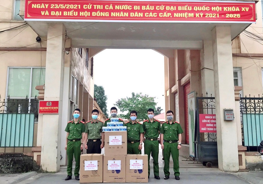  Đoàn thanh niên Công an thành phố Thái Nguyên tặng khẩu trang cho Công an tỉnh Bắc Giang và Bắc Ninh