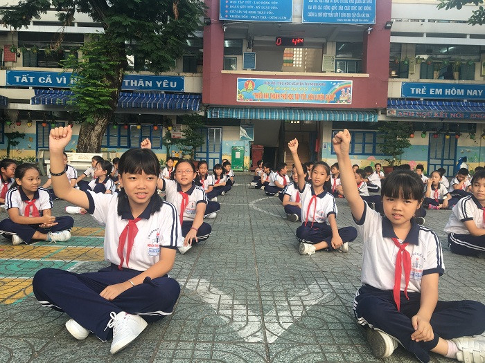 Học sinh khởi động ngày mới với bài thể dục trên nền nhạc võ