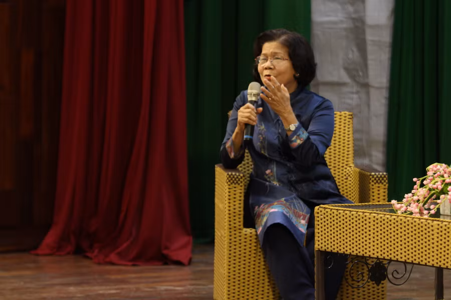 Nhà báo Vũ Kim Hạnh chia sẻ với sinh viên ngành báo chí. Ảnh: Khoa Báo chí - Truyền thông.