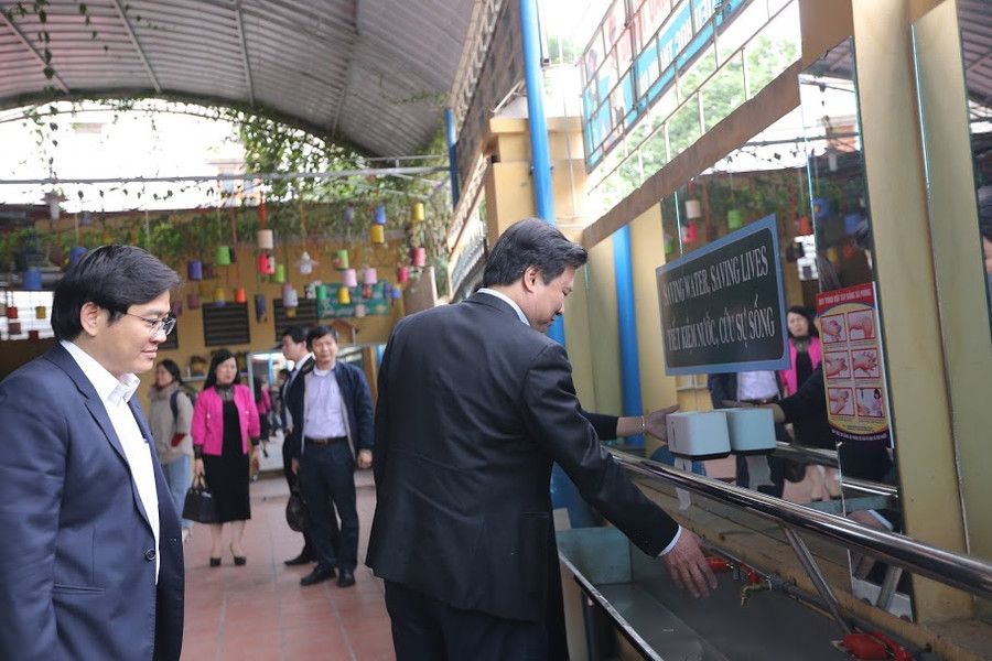 Thứ trưởng Bộ GD&ĐT Nguyễn Hữu Độ cùng đoàn công tác của Bộ GD&ĐT đến kiểm tra tại trường Tiểu học Thanh Bình.