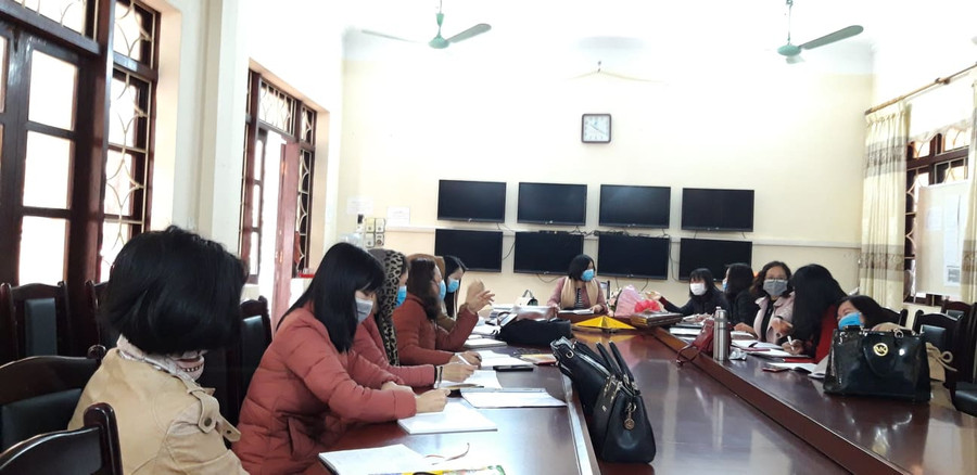 Giáo viên trường Trần Phú họp bàn cách thức triển khai dạy học trực tuyến cho học sinh.