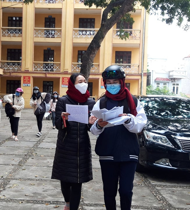 Học sinh tranh thủ đến trường nộp bài đánh giá kiến thức tuần 1cho thầy cô.