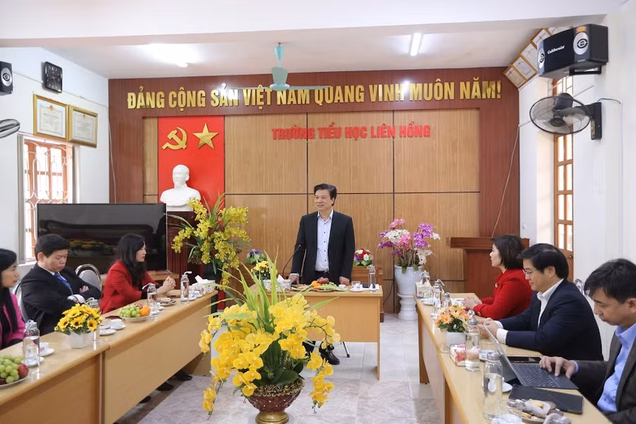 Thứ trưởng Nguyễn Hữu Độ phát biểu khi kiểm tra tại trường tiểu học Liên Hồng.