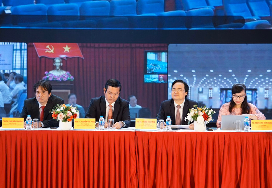 Chủ trì đầu cầu Hà Nội: Bộ trưởng Bộ GD&ĐT Phùng Xuân Nhạ, Thứ trưởng Bộ GD&ĐT Nguyễn Văn Phúc, Vụ trưởng Vụ Giáo dục ĐH Nguyễn Thị Kim Phụng và Hiệu trưởng Trường ĐH Kinh tế quốc dân Phạm Hồng Chương. Chủ trì đầu cầu Hà Nội: Bộ trưởng Bộ GD&ĐT Phùng Xuân Nhạ, Thứ trưởng Bộ GD&ĐT Nguyễn Văn Phúc, Vụ trưởng Vụ Giáo dục ĐH Nguyễn Thị Kim Phụng và Hiệu trưởng Trường ĐH Kinh tế quốc dân Phạm Hồng Chương.