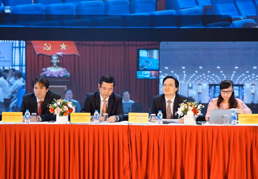 Chủ trì đầu cầu Hà Nội: Bộ trưởng Bộ GD&ĐT Phùng Xuân Nhạ, Thứ trưởng Bộ GD&ĐT Nguyễn Văn Phúc, Vụ trưởng Vụ Giáo dục ĐH Nguyễn Thị Kim Phụng và Hiệu trưởng Trường ĐH Kinh tế quốc dân Phạm Hồng Chương.