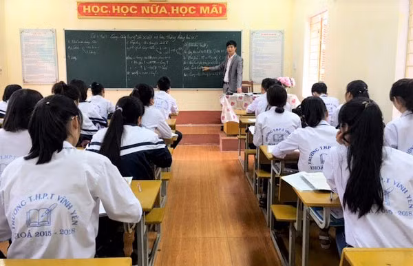 Học sinh thích thú với đề văn của thầy giáo giữa vùng dịch