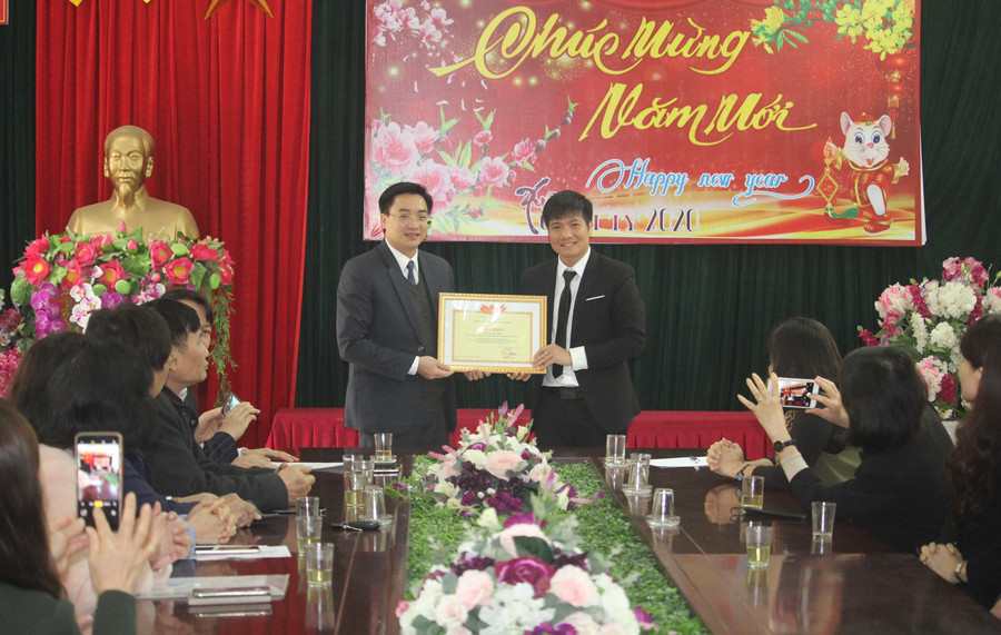 Giám đốc Sở GD&ĐT Vĩnh Phúc trao bằng khen cho thầy Đào Chí Mạnh. Giám đốc Sở GD&ĐT Vĩnh Phúc trao bằng khen cho thầy Đào Chí Mạnh.