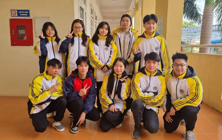 Kiềng Minh Nghĩa (thứ hai từ trái sang) cùng đội tuyển học sinh giỏi môn Sinh học của tỉnh Lạng Sơn. Ảnh: NVCC