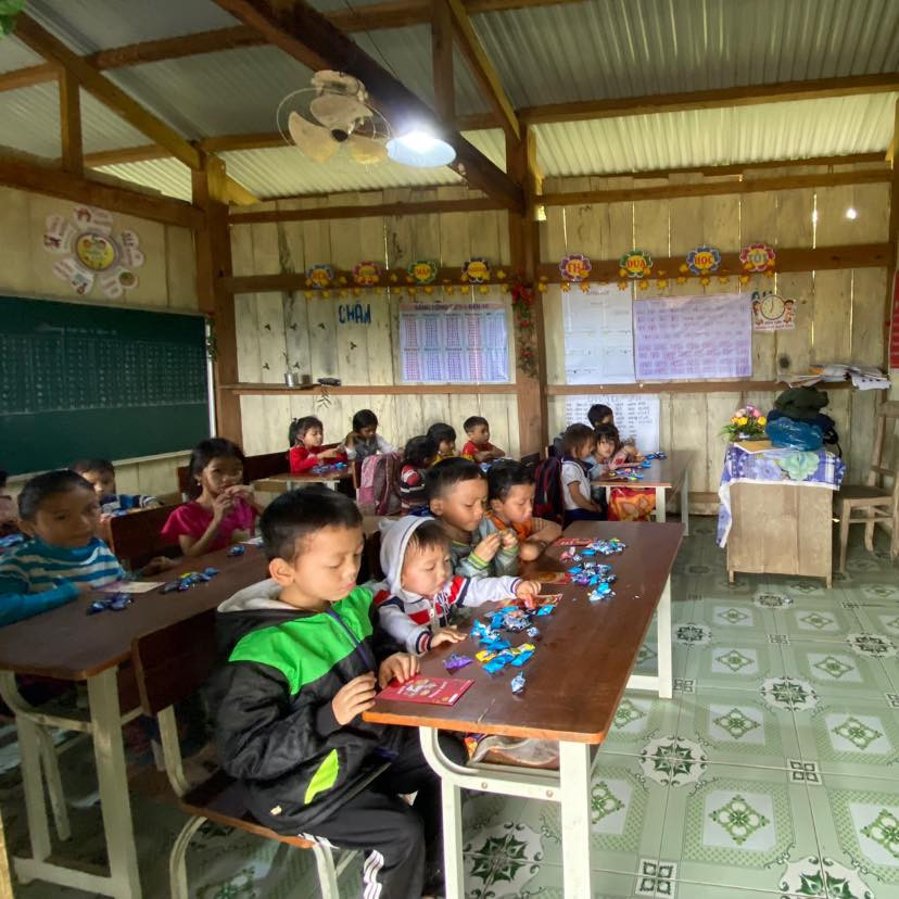 Chỉ những ngày trời nắng ráo, điểm trường ông Tuấn mới có điện đủ để thắp sáng vào buổi chiều nếu có mưa giông.