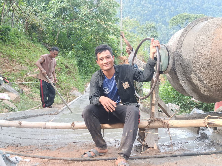 Mùa hè 2023 này, thầy Trần Văn Bửu vận động bà con trong làng Tu Nương cùng tham gia vận chuyển xi măng, cát sạn... để làm đường bê tông. Xi măng được một nhà hảo tâm tài trợ qua sự kết nối của cô giáo Trà Thị Thu (Trường PTBTBT Tiểu học Trà Tập).