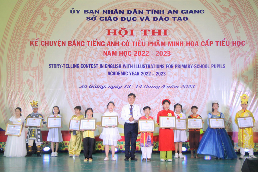 Ông Nguyễn Quốc Khanh - Phó GĐ Sở GD&amp;ĐT An Giang trao giải cho cá nhân xuất sắc trong Hội thi.