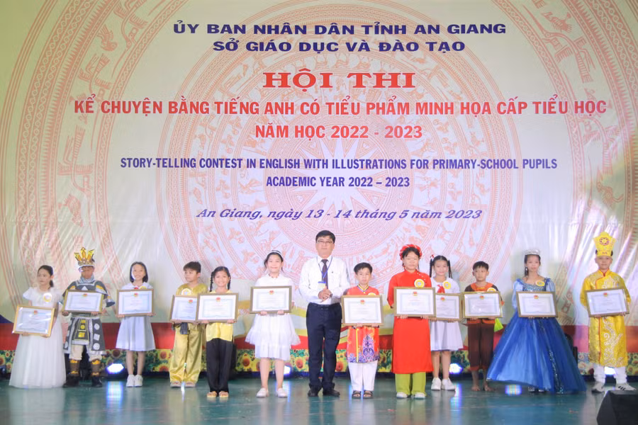 Ông Nguyễn Quốc Khanh - Phó GĐ Sở GD&amp;ĐT An Giang trao giải cho cá nhân xuất sắc trong Hội thi.