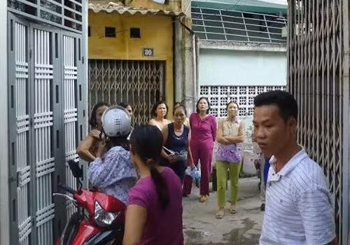 Người dân quanh khu trọ của vụ án mạng.
