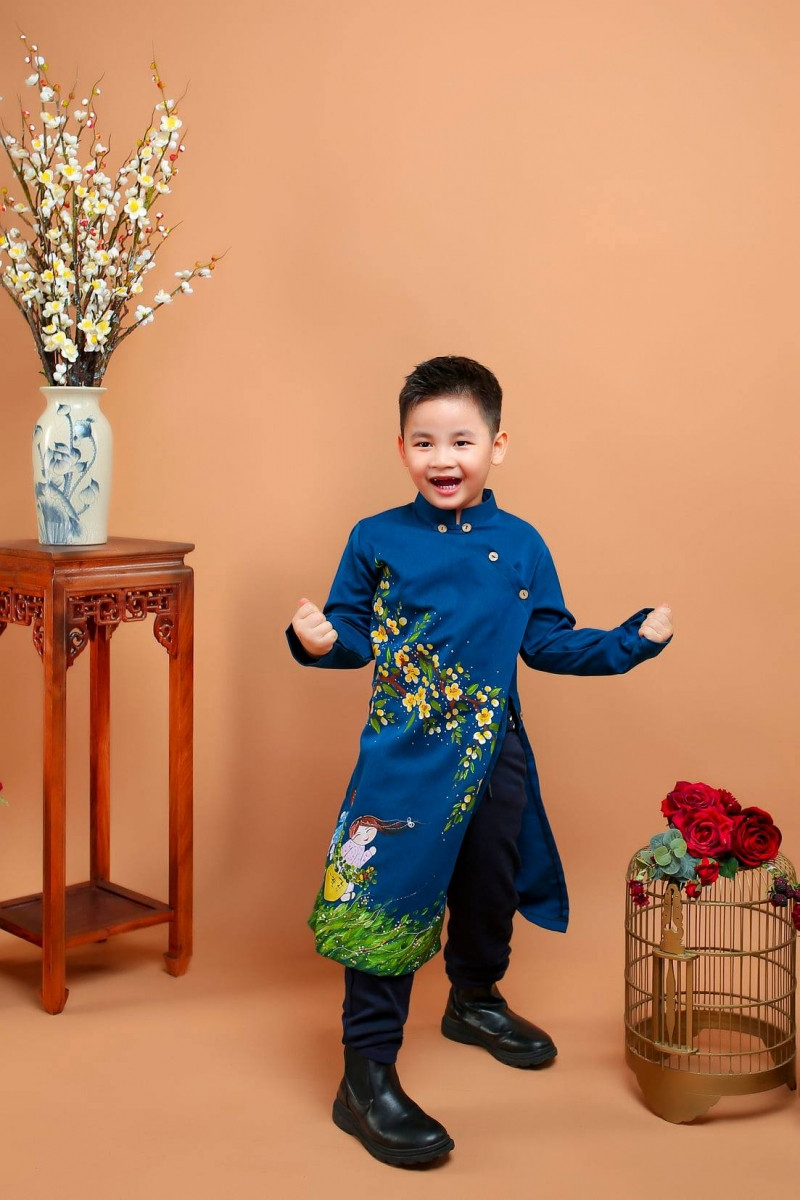 Trên trang cá nhân, nam ca sĩ Đăng Khôi đăng tải hình ảnh cậu con trai cùng dòng chia sẻ khá dí dỏm: “Cả nước hướng về ngày giải phóng phụ huynh 1/3/2021. Mẹ ơi mùa xuân đến rồi đó. Con ở trường luôn đến chiều về”.