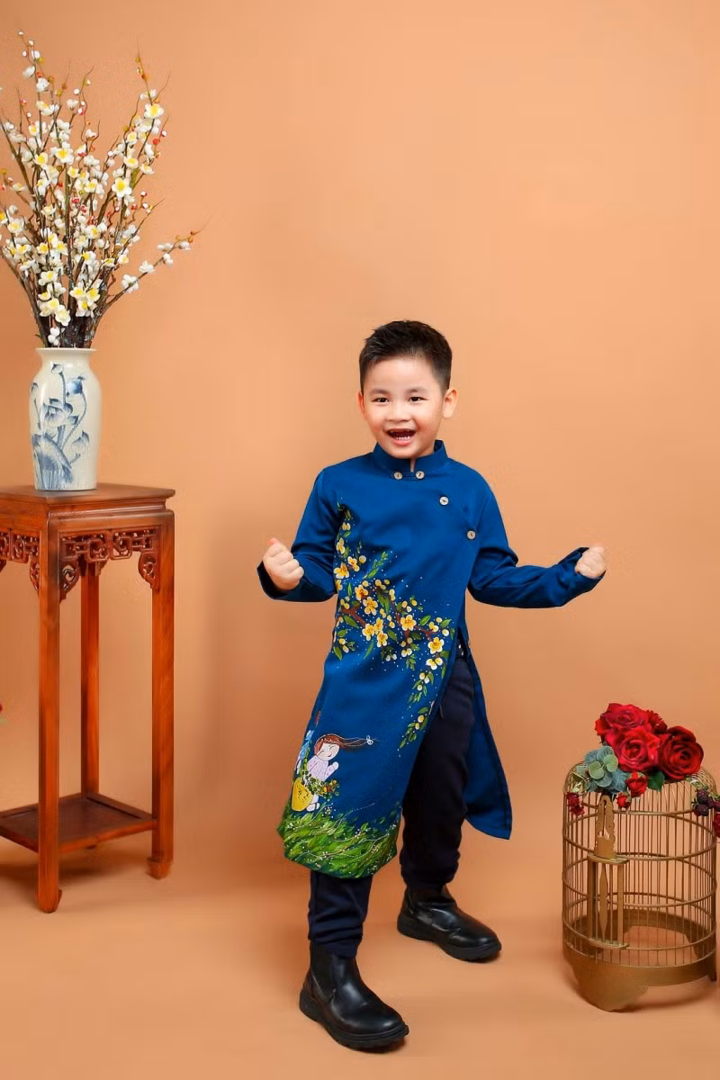 Trên trang cá nhân, nam ca sĩ Đăng Khôi đăng tải hình ảnh cậu con trai cùng dòng chia sẻ khá dí dỏm: “Cả nước hướng về ngày giải phóng phụ huynh 1/3/2021. Mẹ ơi mùa xuân đến rồi đó. Con ở trường luôn đến chiều về”.