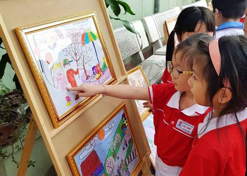 Triển lãm tranh gây quỹ từ thiện của học sinh Ảnh: T.G Triển lãm tranh gây quỹ từ thiện của học sinh Ảnh: T.G