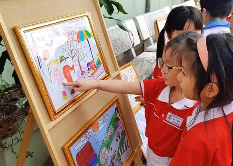 Triển lãm tranh gây quỹ từ thiện của học sinh Ảnh: T.G