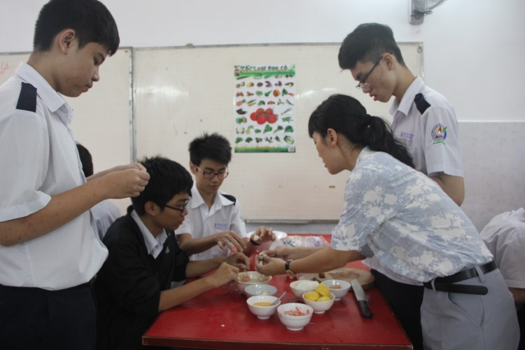 Học sinh Trường THPT Bùi Thị Xuân trong tiết học nấu ăn. Ảnh: NVCC Học sinh Trường THPT Bùi Thị Xuân trong tiết học nấu ăn. Ảnh: NVCC
