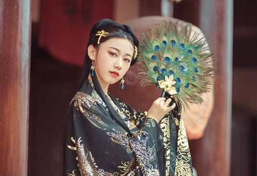 vi hoang hau bao nguoc tan ac nhung van menh lai uu ai ky la hinh anh 3