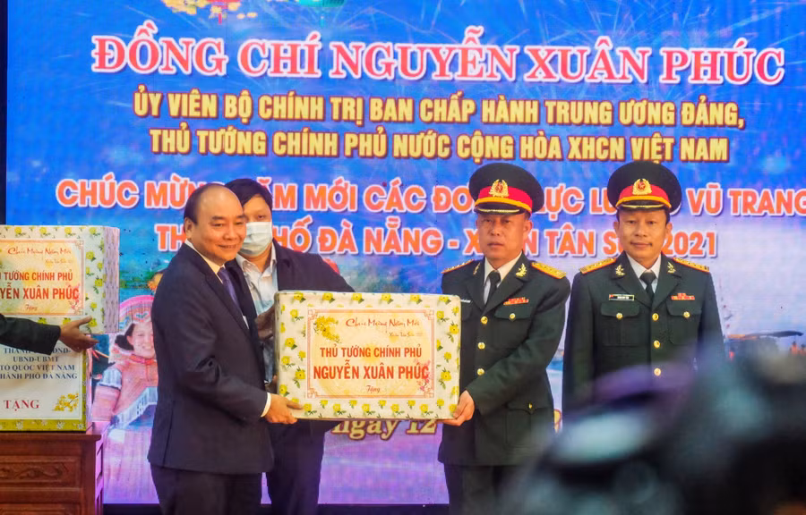 Thủ tướng Chính phủ tặng quà Tết cho cán bộ chiến sĩ trên địa bàn Đà Nẵng.