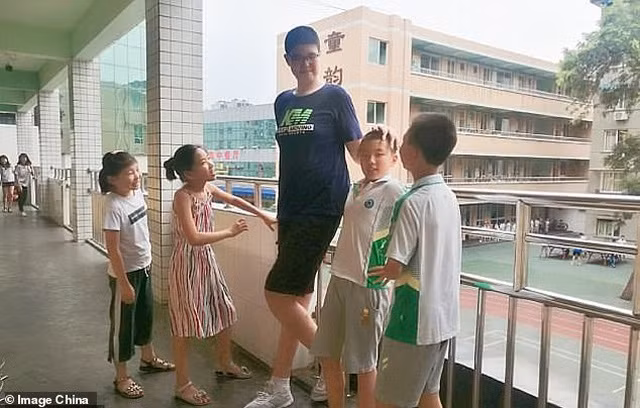 Mỗi khi xuất hiện trên đường phố, Kha Vũ có đôi chút khó chịu vì thường gặp phải ánh mắt dò xét của người khác.