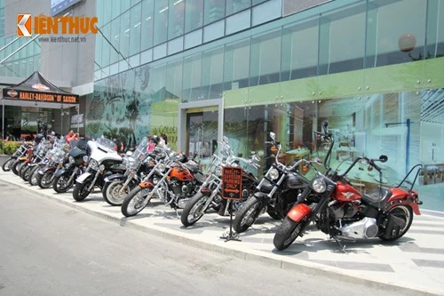 Gần 100 xế “khủng” Harley rầm rộ tụ hội tại Sài Gòn