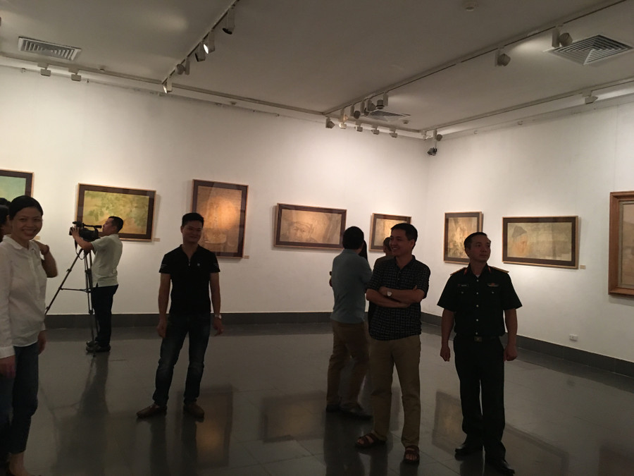 Bạn bè và công chúng yêu nghệ thuật tới xem triển lãm Bạn bè và công chúng yêu nghệ thuật tới xem triển lãm