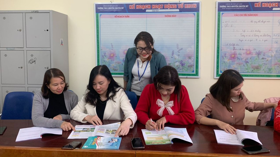 Giáo viên Trường THCS Nguyễn Chuyên Mỹ (An Lão, Hải Phòng) nghiên cứu SGK mới. Ảnh: NTCC Giáo viên Trường THCS Nguyễn Chuyên Mỹ (An Lão, Hải Phòng) nghiên cứu SGK mới. Ảnh: NTCC