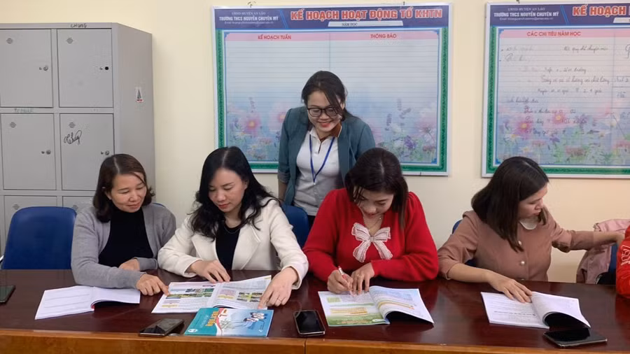 Giáo viên Trường THCS Nguyễn Chuyên Mỹ (An Lão, Hải Phòng) nghiên cứu SGK mới. Ảnh: NTCC