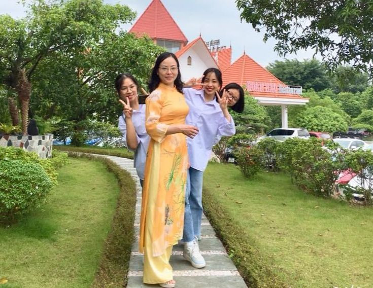 Lại đến chuyến rồi, cùng chèo và ca vang khúc khải hoàn thách thức những cơn giông… (Trong ảnh: Cô trò Trường THPT Nam Sách, Hải Dương). Ảnh: NVCC Lại đến chuyến rồi, cùng chèo và ca vang khúc khải hoàn thách thức những cơn giông… (Trong ảnh: Cô trò Trường THPT Nam Sách, Hải Dương). Ảnh: NVCC