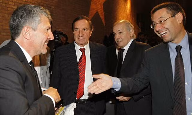 Cuộc đàm phán giữa chủ tịch Bartomeu (phải) với bố Messi đã không tìm được tiếng nói chung.