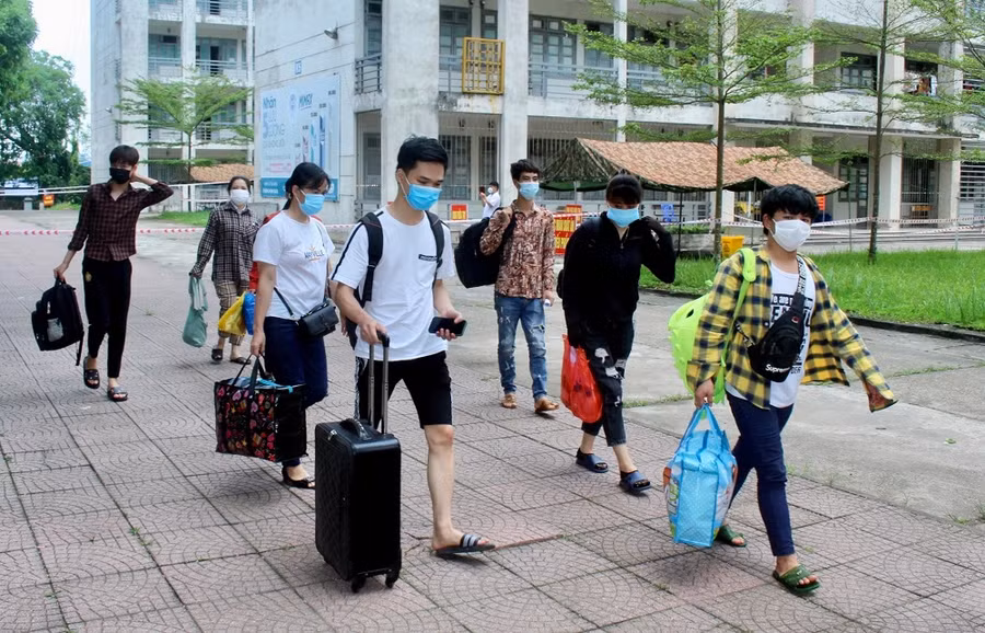 Người lao động từ thị trấn Nếnh, huyện Việt Yên được đón về khu cách ly tập trung tại Đại học Kỹ thuật Công nghiệp