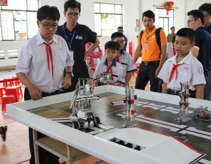 Hồi hộp theo dõi Robot của đội trình diễn vượt địa hình.