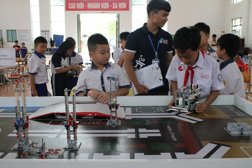 Thử thách phần thi rất phức tạp, các HS phải lập trình, hiệu chỉnh Robot thật chính xác.