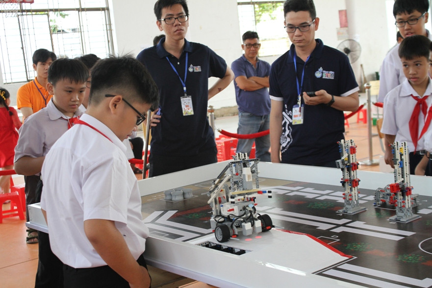 Một Robot đang tham gia thử thách vượt qua bài thi khó.