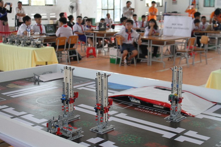 Các em HS phải sáng tạo Robot thu hoạch quả, gieo hạt giống chính xác vào ô, xác định và vận chuyển các máy hỏng tới trung tâm sửa chữa...