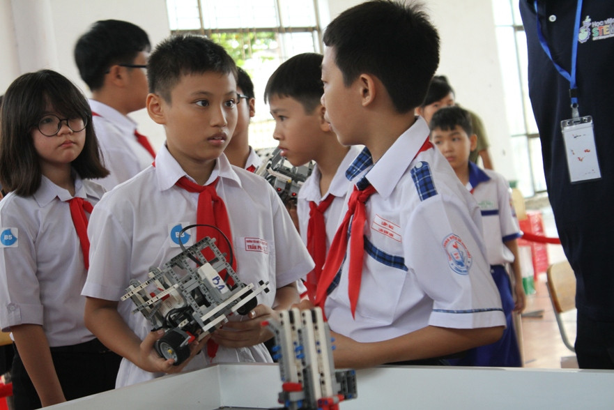 Cùng nhau thảo luận, làm việc nhóm.