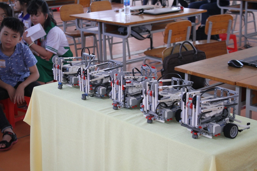 Các Robot dành cho HS tranh tài lập trình và sáng tạo.