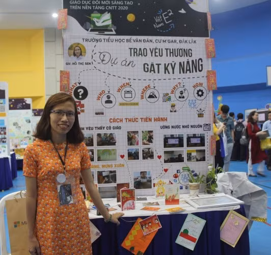 Thông qua CLB Tin học của nhà trường, cô giáo Hồ Thị Sen, giáo viên Trường Tiểu học Bế Văn Đàn, Cư M"gar, Đắk Lắk đã thực hiện dự án Trao yêu thương - Gặt kỹ năng tham dự Diễn đàn giáo dục sáng tạo Education Exchange 2020 do Microsoft đồng hành cùng Cục Công nghệ Thông tin (Bộ GD&amp;ĐT) tổ chức. Ảnh: P.Nga