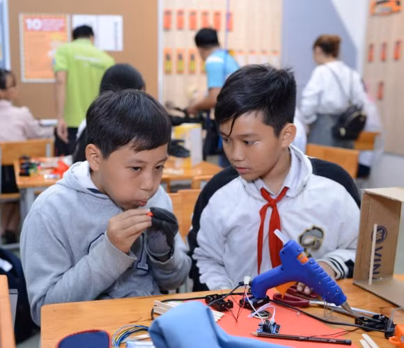 Học sinh Trường THCS Minh Đức (Quận 1) trong phòng thực hành STEM. Ảnh minh họa: P.Nga