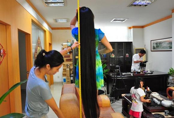 Người phụ nữ giao bán mái tóc dài 2 m