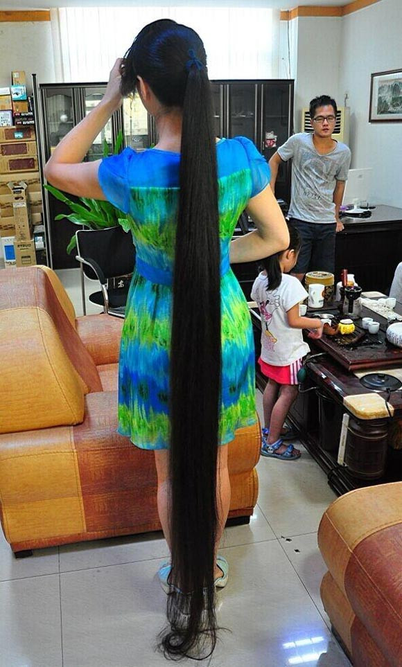 Người phụ nữ giao bán mái tóc dài 2 m