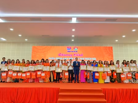 Giáo viên làm Tổng phụ trách Đội, cán bộ Đoàn - Hội và các Nhà giáo trẻ tiêu biểu Thủ đô năm 2019 nhận Bằng khen của Thành đoàn - Hội đồng Đội thành phố Hà Nội.