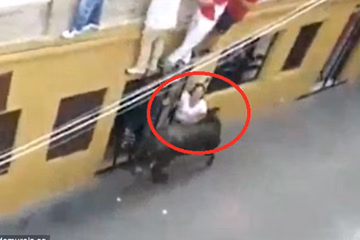 Giây phút Sofia Lopez Gonzalez bị bò húc trọng thương.