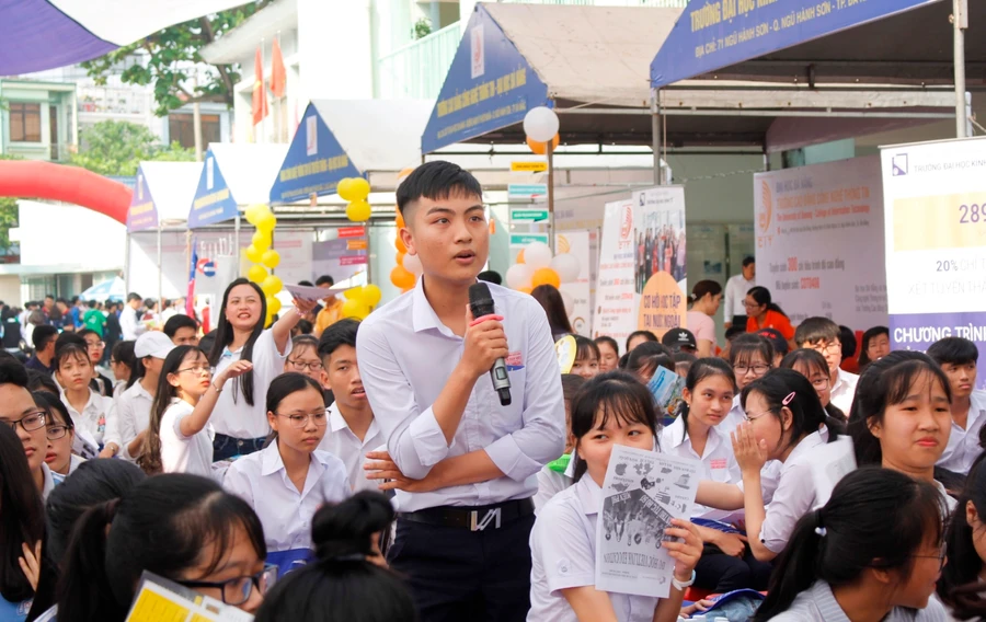 HS TP Đà Nẵng tham gia chương trình tư vấn tuyển sinh của ĐH Đà Nẵng