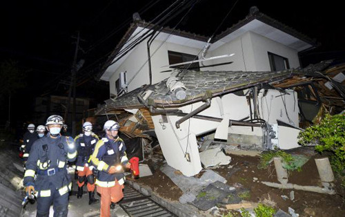 [Caption]Firefighters check a collapsed house after an earthquake in Mashiki town, Kumamoto prefecture, southern Japan, in this photo taken by Kyodo April 15, 2016. Mandatory credit