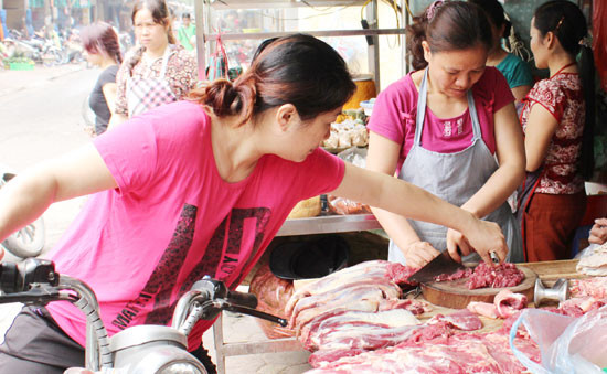 Người tiêu dùng mua thịt tại chợ Thành Công chiều 14/4.